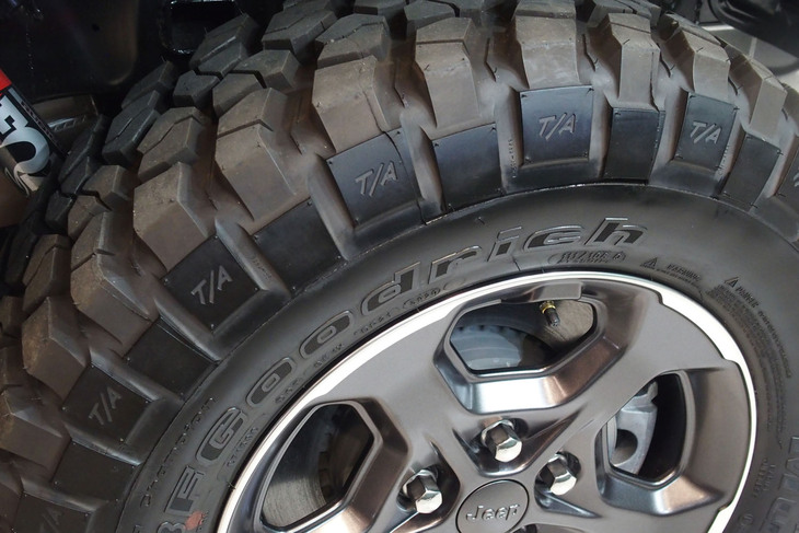 ジープ・グラディエーター（リアタイヤ＆ホイール）