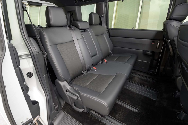 3人が横一列に座れるベンチタイプの2列目シート（写真）は、オプションとして用意される。