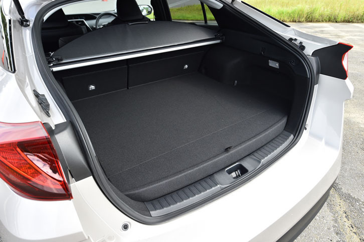 
	荷室の床下には、先代「プリウスPHV」比で容量が2倍になった駆動用リチウムイオンバッテリーが収まる。フロアの高さは、「プリウス」に比べて7cmほど高くなっている。
	