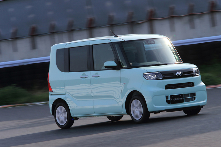 新型「タント」は、シャシーまわりで10kg、シェルボディーで40kg……と、合計で80kgの軽量化を実現。装備の強化による重量増はあったものの、トータルでは40kgの軽量化となった。