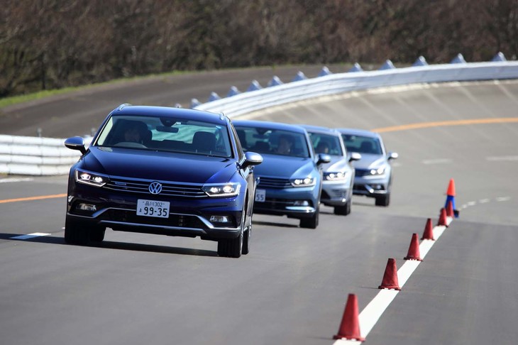 バンクを持つオーバルコースを使った「ACC／レーンキープアシスト」使用体験の様子。