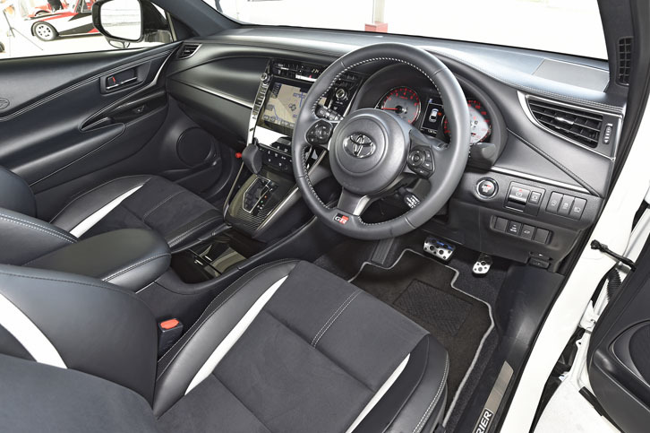 こちらは「ハリアー エレガンス“GRスポーツ”」のインテリア。ほかのGRスポーツモデルと同様に、「86」ゆずりの小径ステアリングホイールが装着される。