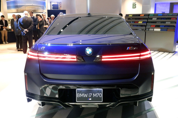 BMW i7 M70 xDrive（リア）