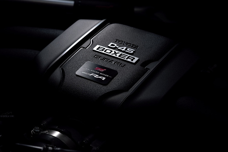 「STI」&「TYPE RA」ロゴ入り専用エンジンカバー