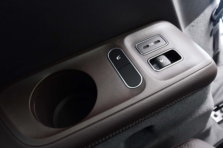 3列目シートのひじ掛け部分。カップホルダーのほか、シートヒーターのスイッチや充電用のコネクターが並ぶ。