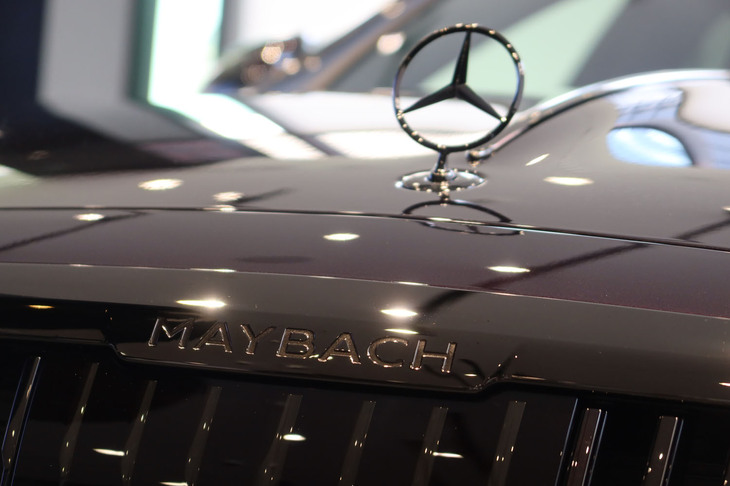 メルセデス・マイバッハS680エディションノーザンライツ（フロントグリル周辺のロゴとボンネットマスコット）