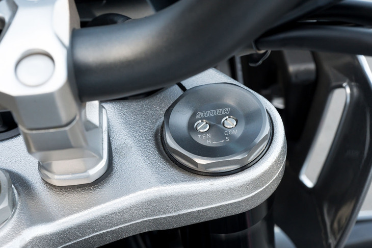 サスペンションは、前が倒立のショーワの「SFF-BP（セパレート・ファンクション・フロントフォーク・ビッグピストン）」で、伸び側、圧縮側の減衰力とプリロードの調整が可能。後ろはリンク式モノショックで、新設計の分離加圧式シングルチューブタイプのクッションユニットを備えている。