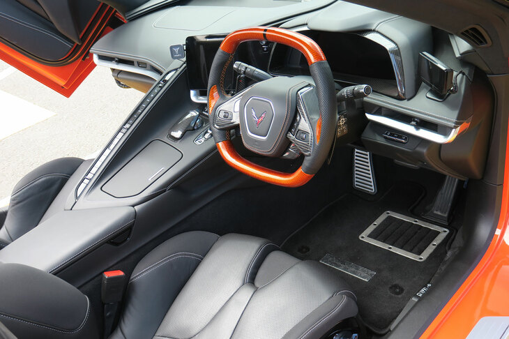 見事なシザースドアに目を奪われるが、インテリアもご覧のとおり。見どころは本当に多岐にわたり、一目で手が入っているとわかるところだけでなく、一見ノーマルに見えるけれど、実は違う、というこだわりのポイントもあるのだ。「人とは違うというのが大事。アメリカ車って、そうところあるでしょう？」（談：東江さん）