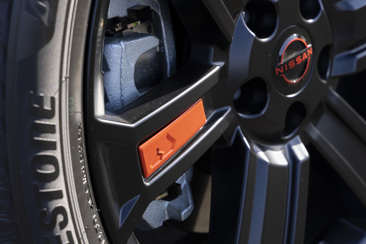 ホイールにもラバレッドのアクセントが入る。センターキャップのエンブレムにも同じ色があしらわれる。