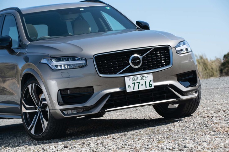 マイナーチェンジでバンパーの形状が改められた。ドットパターンのグリルは「R-DESIGN」専用。