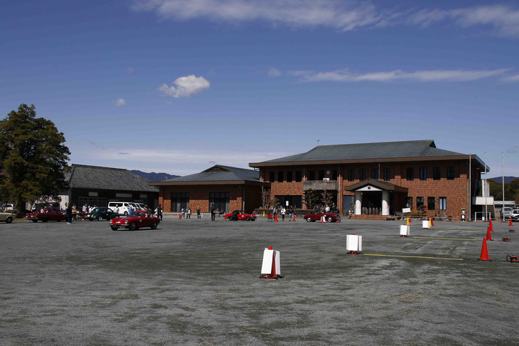 ご祈祷（きとう）とスタンプが済んだら、富岡ふるさと会館の敷地内でPC競技（例えば20mを5秒で、30mを6秒で走行といったふうに、決められた区間を指定時間にいかに近く走れるかを1/100秒単位で競う）を実施。