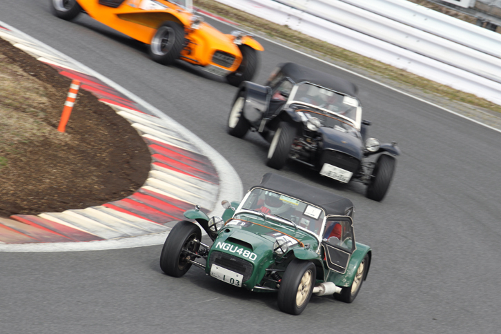 メインコースにおけるスポーツ走行「ロータス・ヒストリック＆ケータハム」を走る、3台の、ケータハムではなくロータスのオリジナル「セブン」。