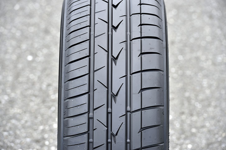 「トランパスML」のトレッド面を見る（右がアウト側）。中央に配置された「L」型のグルーブカットが印象的。