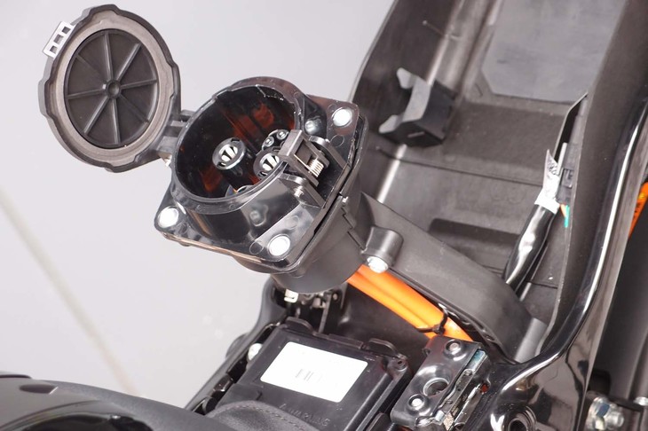 ハーレーダビッドソン・ライブワイヤー（急速充電の給電口）