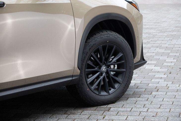 ダンロップのオールテレインタイヤ「グラントレックAT5」を標準装備。サイズは235/60R18で、豊かなエアボリュームもまた優しい乗り味に寄与している。