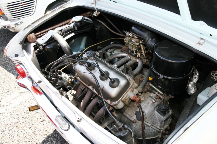 旧車イベントで撮影した「キャロル360」のエンジン。358cc水冷4ストローク直4 OHVから当初は最高出力18PSと最大トルク2.1kgf・mを発生したが、1963年に同20PSと同2.4kgf・mに増強された。小さいながらも総アルミ製でクロスフロー、エキパイもタコ足状となっている。レギュラーガソリン仕様ながら10.0：1という圧縮比は、現在の「SKYACTIV-X」につながる技術指向かも。