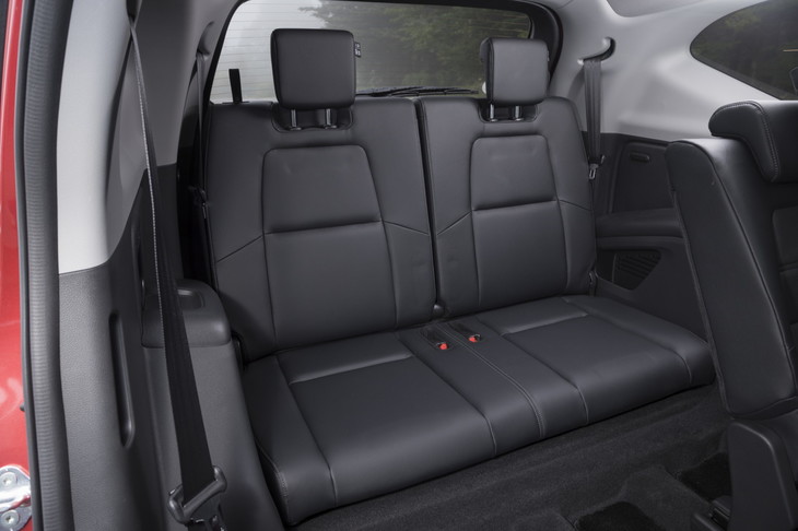 3列目シートははっきりと狭い。座面の高さは25cmほど。