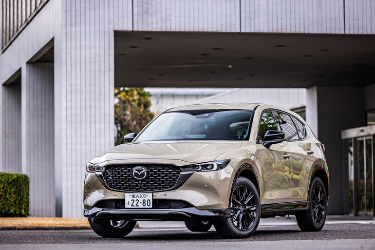 マツダが2023年9月に発表した「CX-5 Retro Sports Edition（レトロスポーツエディション）」は、レトロモダンの世界観にスポーティーさを融合したとされる特別仕様車。CX-5のほか、「CX-30」と「マツダ3」にもラインナップされる。