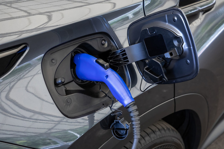 容量18.1kWhのリチウムイオンバッテリーをフロア中央下部に搭載する「NX450h＋」。給電口はボディー右側のリアフェンダーに設けられている。充電スケジュールをあらかじめ登録することで、「希望の時刻に普通充電を開始する」「出発時刻までに普通充電を完了させる」などのタイマー充電が行える。