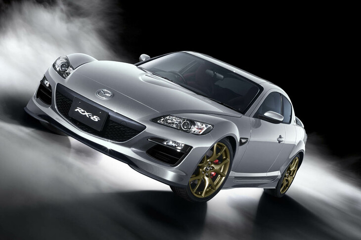 2011年11月に発売された「マツダRX-8」の最後の特別仕様車「RX-8スピリットR」。654cc×2ローターのロータリーエンジンを搭載していた。10・15モードの燃費値は、MTモデルが9.4km/リッターでATモデルが9.0km/リッター。