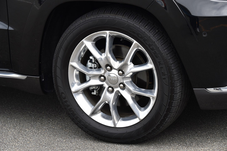 タイヤサイズは、3.6リッターエンジンを搭載する「ラレード」「リミテッド」が265/60R18であるのに対し、「サミット」では265/50R20となっている。