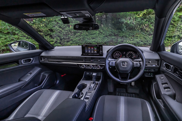 すっきりとデザインされた水平基調のコックピットまわり。インフォテインメントシステム「Honda CONNECT」を内蔵する9インチ液晶ディスプレイは、全車に標準で装備されるアイテム。