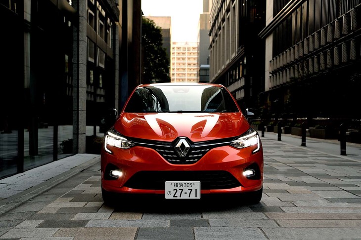 エッジの効いた“Cシェイプ”のデイタイムライニングライトが目を引く一方で、ボンネットやバンパーの凝った曲面が、見る者に優美な印象を与える。