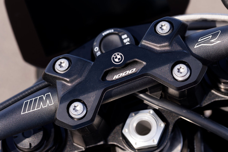 かつてBMWのモーターサイクルでは、ハイパフォーマンスモデルや高性能化のオプションパーツを「HP」の名のもとに展開してきたが、現行「S1000RR」の登場より、四輪車にならい「M」の名称を用いることとなった。