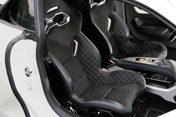 サイドサポートが大きく張り出したサベルト製スポーツシート。1脚あたりの重量は13.1kg。