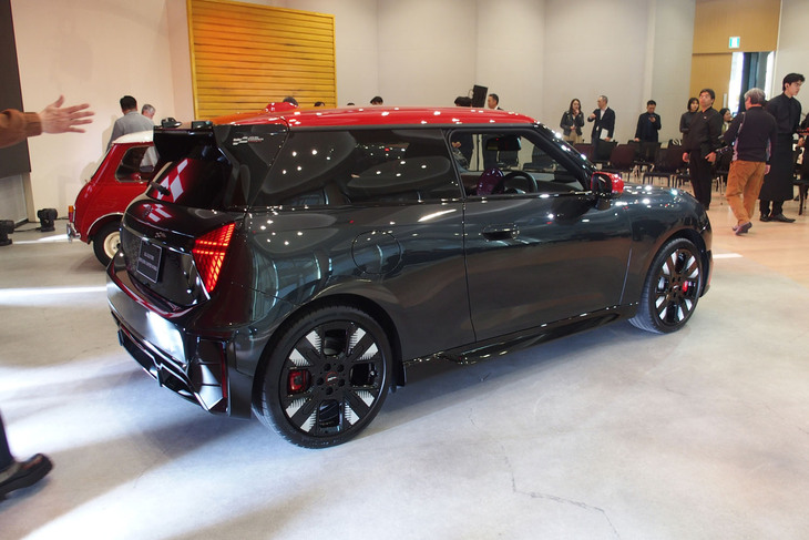 MINIジョンクーパーワークスE（リアビュー）