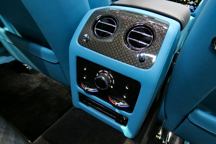 ロールス・ロイス・ブラックバッジ・ゴースト（後席用エアコン）