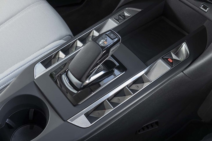 ガングリップタイプのシフトレバーは、バイワイヤ式。レバーの先端にパーキングポジションのセレクターが備わる。