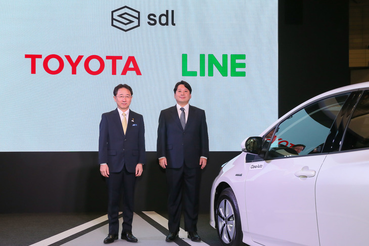 トヨタ自動車の山本圭司常務役員（左）と、LINEの舛田 淳取締役CSMO（右）。