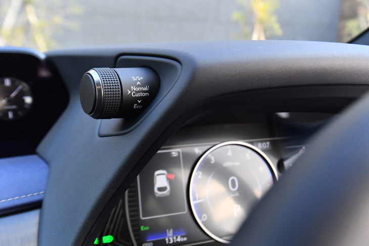 メーターバイザーの左上方には、ダイヤル式のドライブモードセレクターが配される。