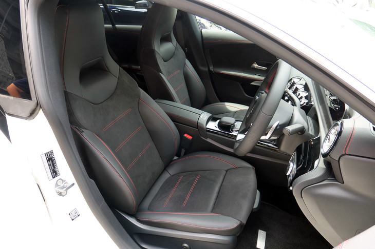 メルセデス・ベンツCLA250 4MATICシューティングブレーク（フロントシート）