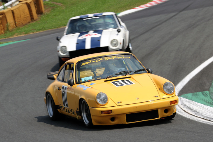 優勝を含むSレース上位入賞の常連である予選2位の「ポルシェ911カレラ3.0」と同3位の「日産フェアレディZ432」のバトル。前者はそのまま2位でゴールしたが、後者はリタイアした。