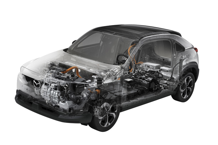 「MX-30ロータリーEV」の透視図。同軸上に配置された「8C」型ロータリーエンジンと高出力モーター、ジェネレーターが横置きされ、ボンネット内にぴったりとおさめられている。「MX-30 EVモデル」で2階建てバッテリーが置かれる後部座席下のスペースには、そのバッテリーの代わりに50リッターの燃料タンクが備わる。