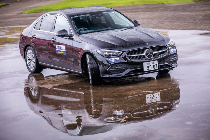 後輪駆動の「メルセデス・ベンツC200」に装着された「ベクター4シーズンズGEN-3」のサイズは225/50R17。従来品の「ベクター4シーズンズ ハイブリッド」と比べ、パターンノイズを36％、ロードノイズを31％低減させたという。