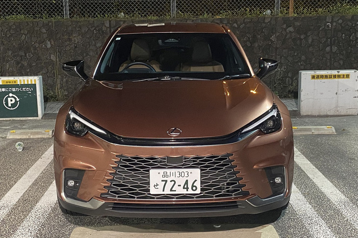 「ユニファイドスピンドル」と呼ばれるフロントフェイスが目を引く。デザインについては、「ボディーサイズにとらわれない存在感と上質さを備えながらも、日常でカジュアルに使いたくなるコンパクトクロスオーバーを目指した」と紹介される。