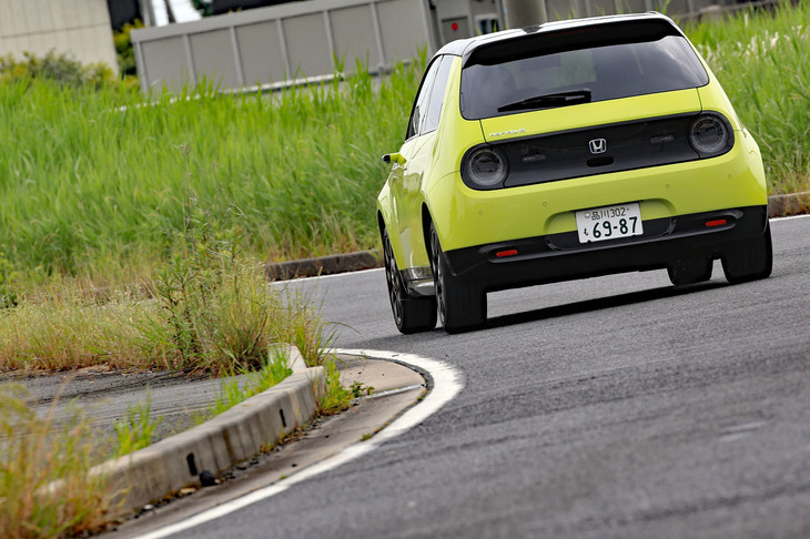 RWDの恩恵により、「ホンダe」は4.3ｍという最小回転半径を実現。街なかでも、抜群に取り回しがしやすい。