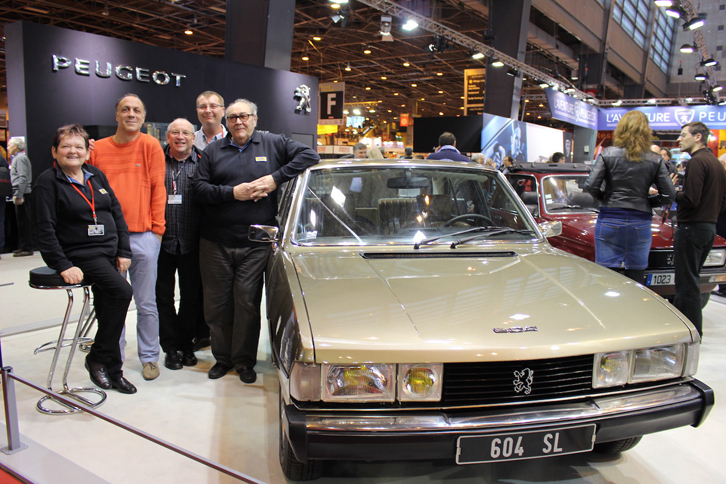 「クラブ・アンテルナショナル604」の面々。左端は、文中に登場するドボリュー氏の夫人。