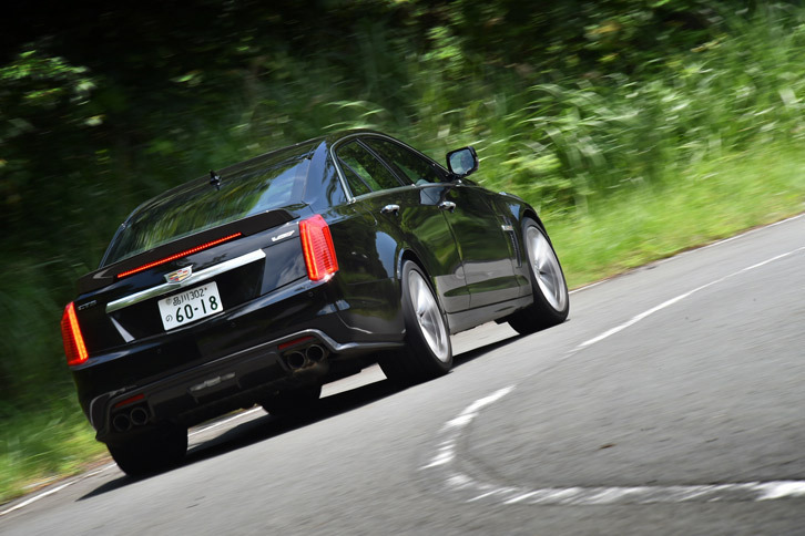 ボディーの各部に施された補強や、専用設計の足まわりも「CTS-V」の特徴となっている。