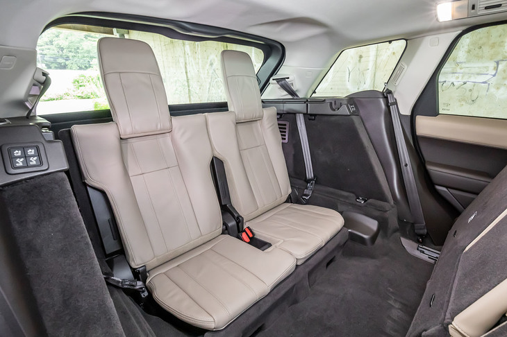 3列目シートは、27万4000円のオプションアイテム。2列目シートの左右または荷室内にあるスイッチの操作により、電動で収納／展開が行える。居住スペースはミニマムで、あくまで非常用という印象だ。