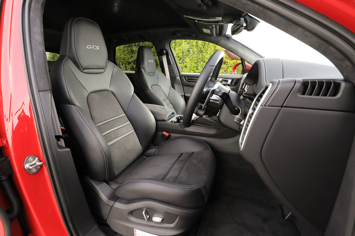 「GTS」に標準装備されるスポーツシート。表皮はレザーとアルカンターラの組み合わせで、コーナリングでは高さのあるサイドボルスターがドライバーの体をサポートする。