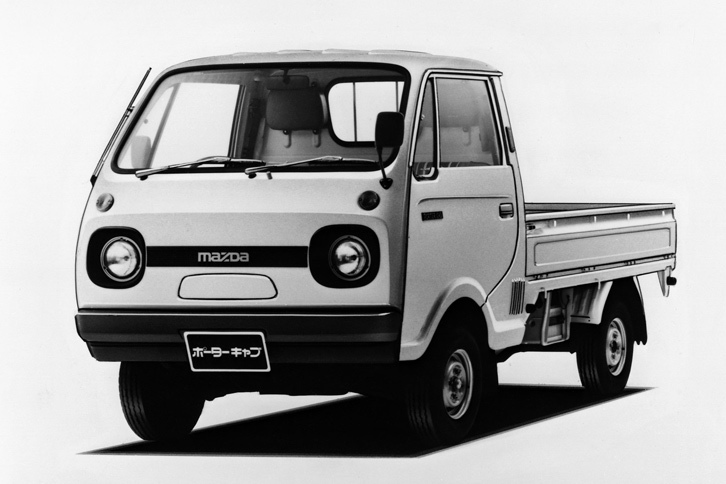 「マツダ・ニューポーターキャブ」
	戦前から三輪トラックを製造していたマツダは、1950年から四輪商用車に進出する。1968年になると軽ボンネットトラックの「ポーター」を発売し、翌年にキャブオーバータイプの「ポーターキャブ」を追加。1977年に改定された軽規格に合わせ、550ccエンジンを搭載した「ニューポーターキャブ」となった。