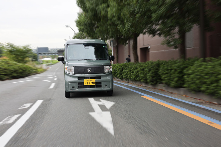 「N-VAN e：」に搭載される駆動用リチウムイオンバッテリーの容量は全車共通となる29.6kWhで、一充電走行距離は245km（WLTCモード）と発表されている。