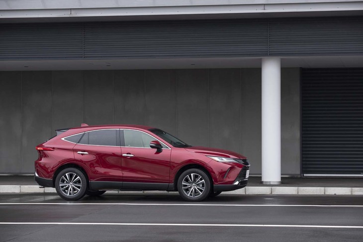 「RAV4」の兄弟車となった新型「ハリアー」。2690mmのホイールベースは同寸だが、ボディーはハリアーのほうが130mm長く、より伸びやかなスタイリングとなっている。