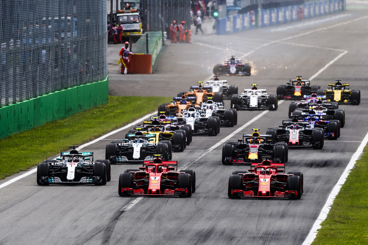F1第14戦イタリアGPのスタートシーン。フェラーリ駆るポールシッターのキミ・ライコネン（写真先頭中央）を先頭に、ターン1のシケインへ。（Photo=Ferrari）