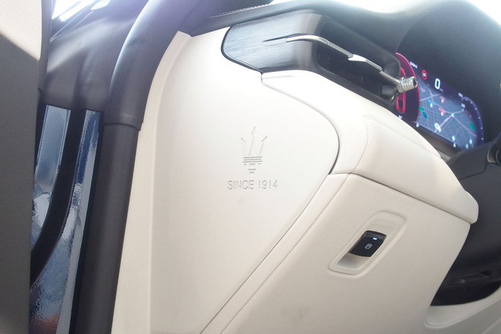 マセラティ・グラントゥーリズモ トロフェオ（ダッシュボード側面）