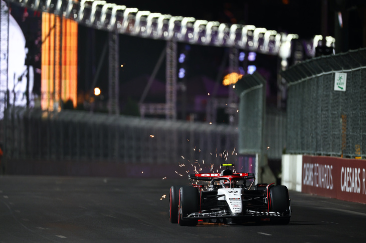 『機動戦士ガンダム』とのコラボレーションでも注目されたラスベガスGPでのアルファタウリ。シーズン終盤に来てポイントを稼ぎ、コンストラクターズランキング7位のウィリアムズを7点差で追う勢いがあったものの、予選、決勝を通じて苦しい戦いを強いられた。角田裕毅（写真）は予選でトラフィックにつかまり、また十分温まっていないタイヤでコースオフするミスもあって最下位の20番手。ダニエル・リカルドはQ2に進むも15位、ストロールの降格ペナルティーで14番グリッドに沈んだ。レースでは、ソフトタイヤを履いてスタートした角田が12位までジャンプアップを果たし、一時はポイント圏内を走るも、ライバルと比してペースは劣っていた。角田は18位完走、リカルドも14位でレースを終えて無得点だった。（Photo=Getty Images / Red Bull Content Pool）